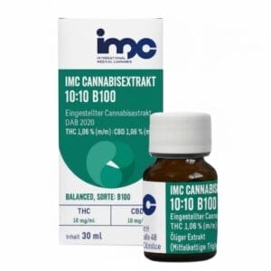 Eine kleine braune Glasflasche mit einer weißen Kappe und der Aufschrift "IMC Cannabisextrakt 25:1" steht vor dem Karton, auf dem der THC- und CBD-Gehalt angegeben ist und der ihn als Vollspektrumextrakt aus dem medizinalcannabis-Sortiment ausweist.