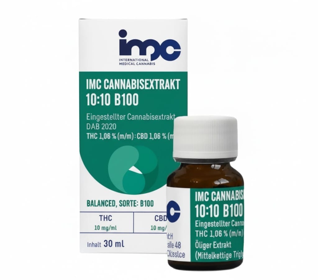 Eine kleine braune Glasflasche mit einer weißen Kappe und der Aufschrift "IMC Cannabisextrakt 25:1" steht vor dem Karton, auf dem der THC- und CBD-Gehalt angegeben ist und der ihn als Vollspektrumextrakt aus dem medizinalcannabis-Sortiment ausweist.