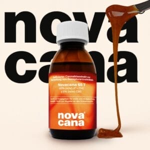Eine braune Glasflasche mit der Aufschrift Novacana 65 T Cali Haze, die mit medizinischem Cannabis assoziiert wird, steht vor einem großen schwarzen Text mit der Aufschrift nova cana. Ein Löffel träufelt eine dicke braune Flüssigkeit neben die Flasche.