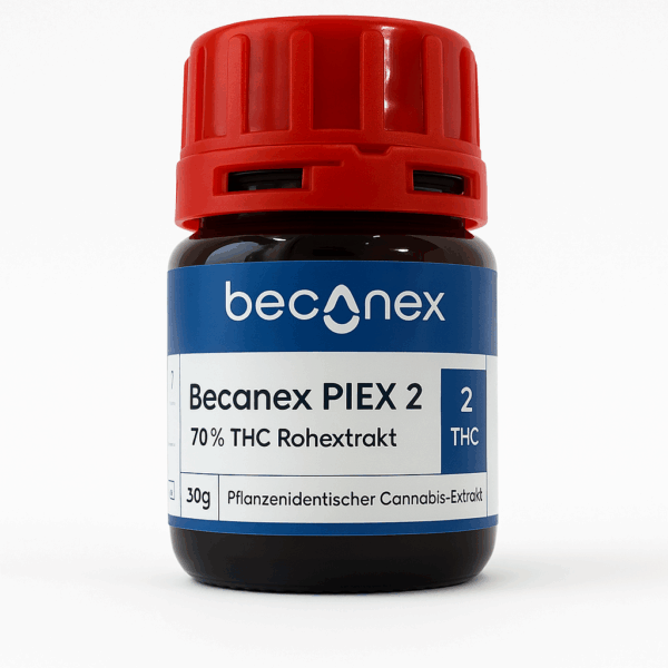 Ein kleines dunkles Fläschchen mit roter Kappe mit der Aufschrift Becanex PIEX 3 und einem blau-weißen Etikett mit der Aufschrift 62% CBD Rohextrakt und cannabis vollspektrumextrakt, pflanzenidentischer Cannabis-Extrakt, 30g - ideal für die cannabis apotheke.