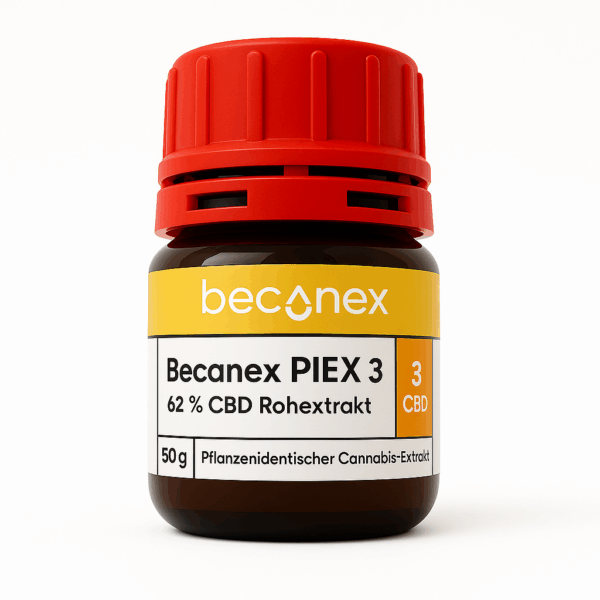 Eine kleine braune Flasche mit einer roten Kappe mit der Aufschrift Becanex PIEX 3 62 % CBD Rohextrakt (50g), pflanzenidentischer Cannabis-Extrakt-ideal für medizinisches Cannabis von Ihrer vertrauten Cannabis Apotheke. Marke: becanex.
