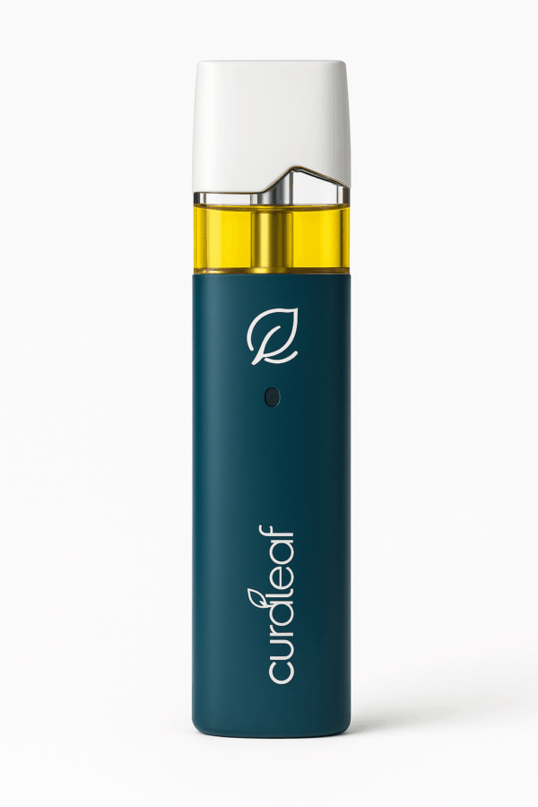 Der Curaleaf Medizinischer Vape Pen (Komplettsystem=Kartusche 0,5mL + Inhalator) verfügt über ein teal-weißes Design mit einem transparenten gelben Reservoir, Leaf-Logo und vertikalem "Curaleaf"-Aufdruck, bestimmt für medizinisches Cannabis. Abgebildet auf einem weißen Hintergrund.